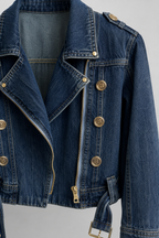 Damen Cropped Jeansjacke — Asymmetrische Jacke mit Reißverschluss und Gürtel