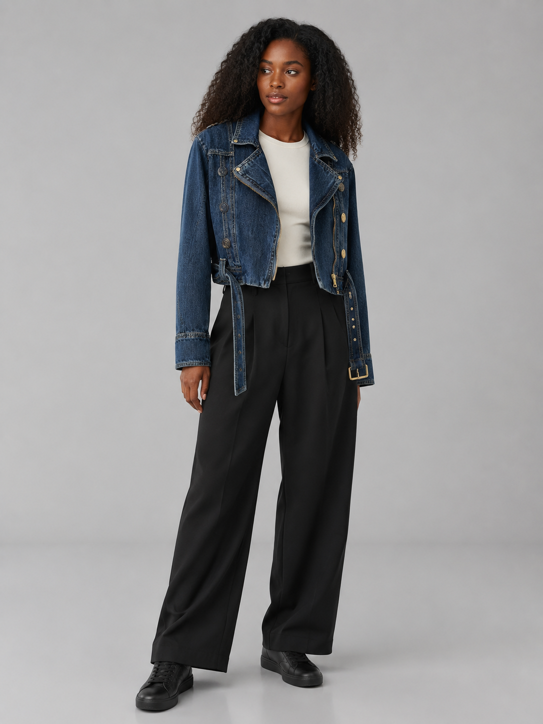 Damen Cropped Jeansjacke — Asymmetrische Jacke mit Reißverschluss und Gürtel