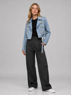 Damen Cropped Jeansjacke — Asymmetrische Jacke mit Reißverschluss und Gürtel