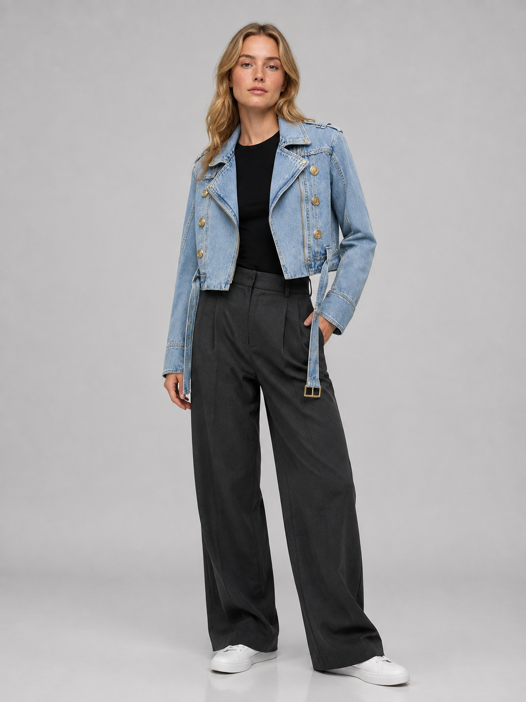 Damen Cropped Jeansjacke — Asymmetrische Jacke mit Reißverschluss und Gürtel